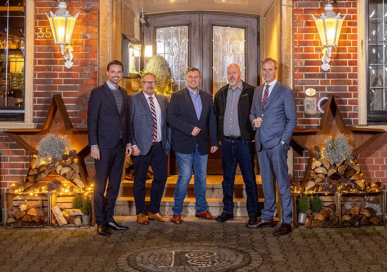 Die vier Jubilare zusammen mit Nicolaus Müller, Geschäftsführer der MC-Bauchemie.