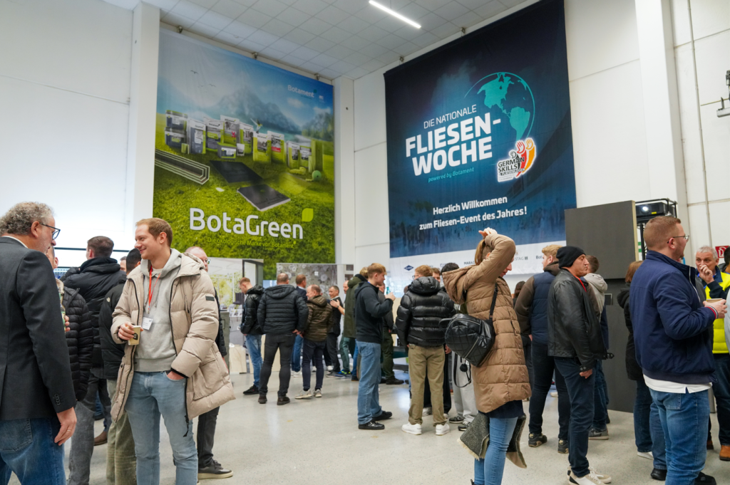 Besucher auf Fliesen-Event mit BotaGreen Ausstellung.