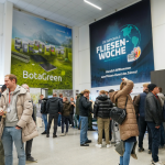 Besucher auf Fliesen-Event mit BotaGreen Ausstellung.