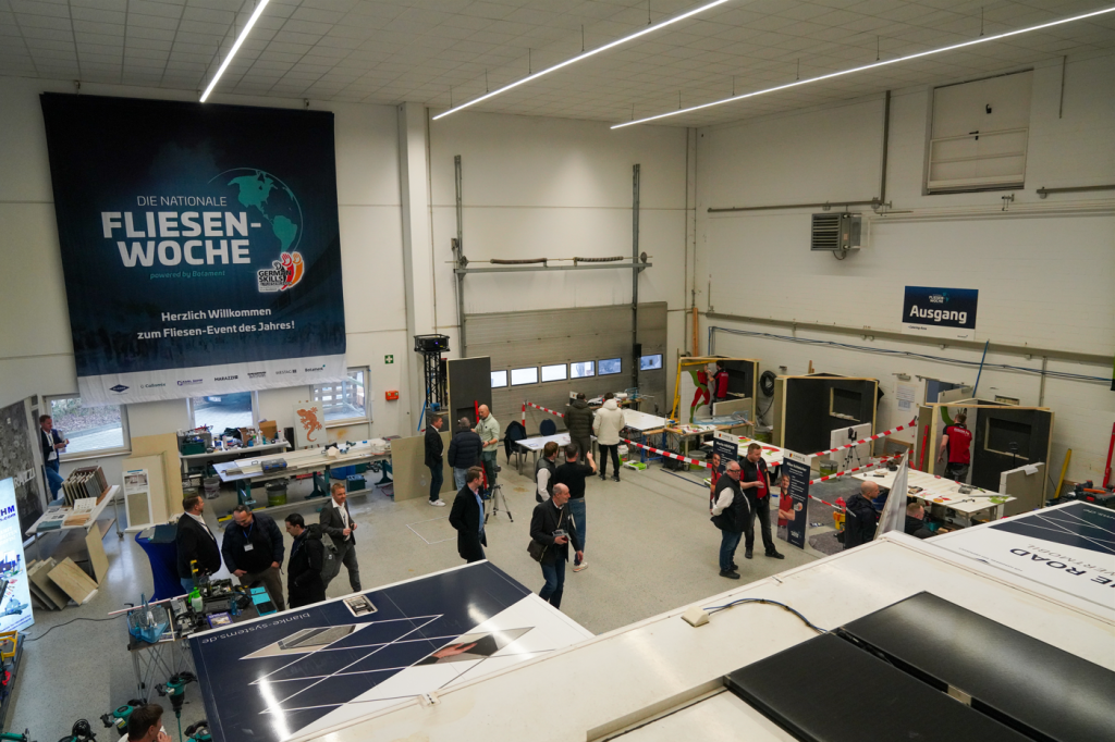 Fliesen-Event in Halle mit Teilnehmern und Ausstellungsflächen.