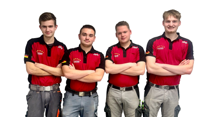 Team von vier jungen Fliesenlegern bei der Nationalen Fliesenwoche.